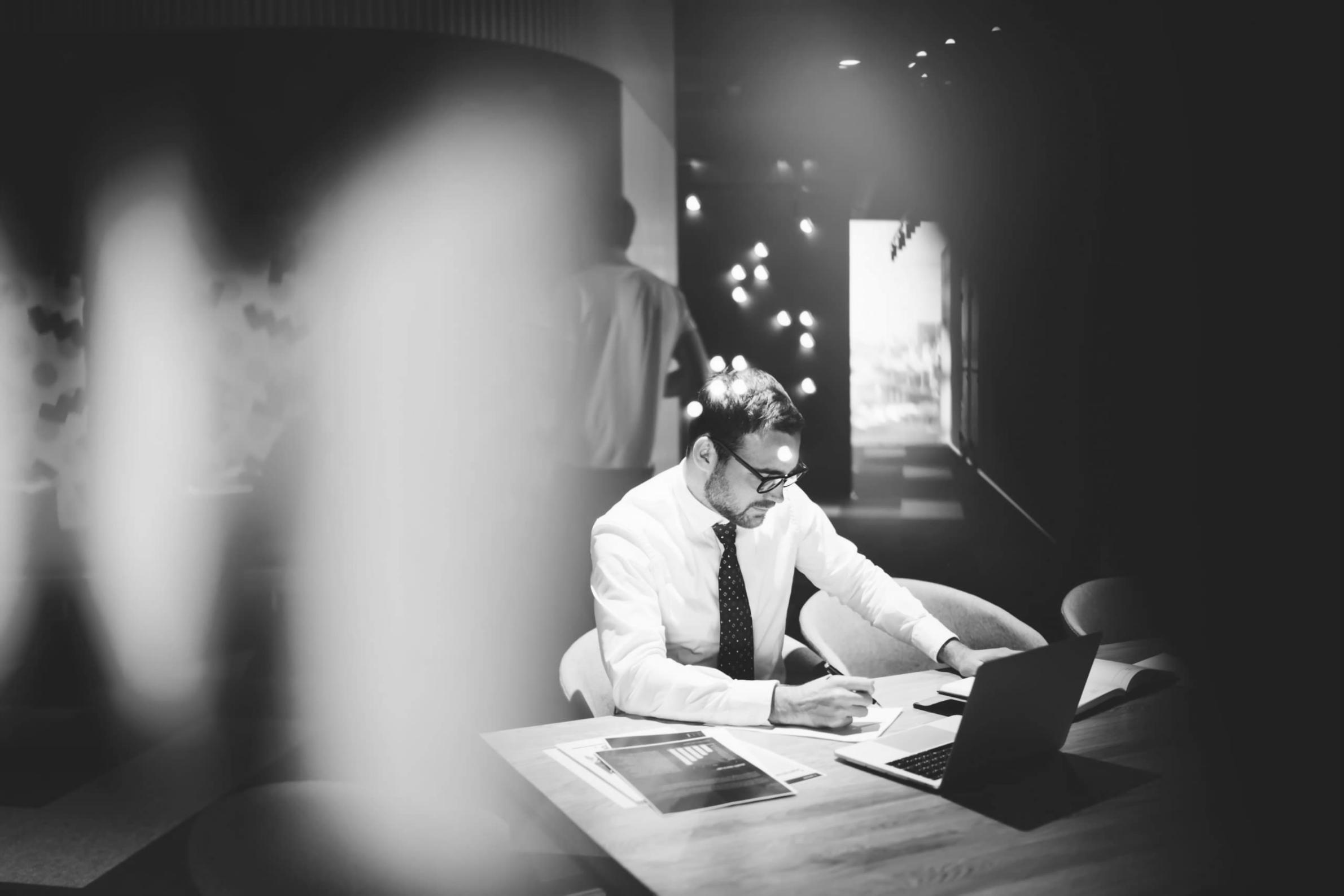 Arbeitsplatz mit Laptop und Notizen für Content Writing