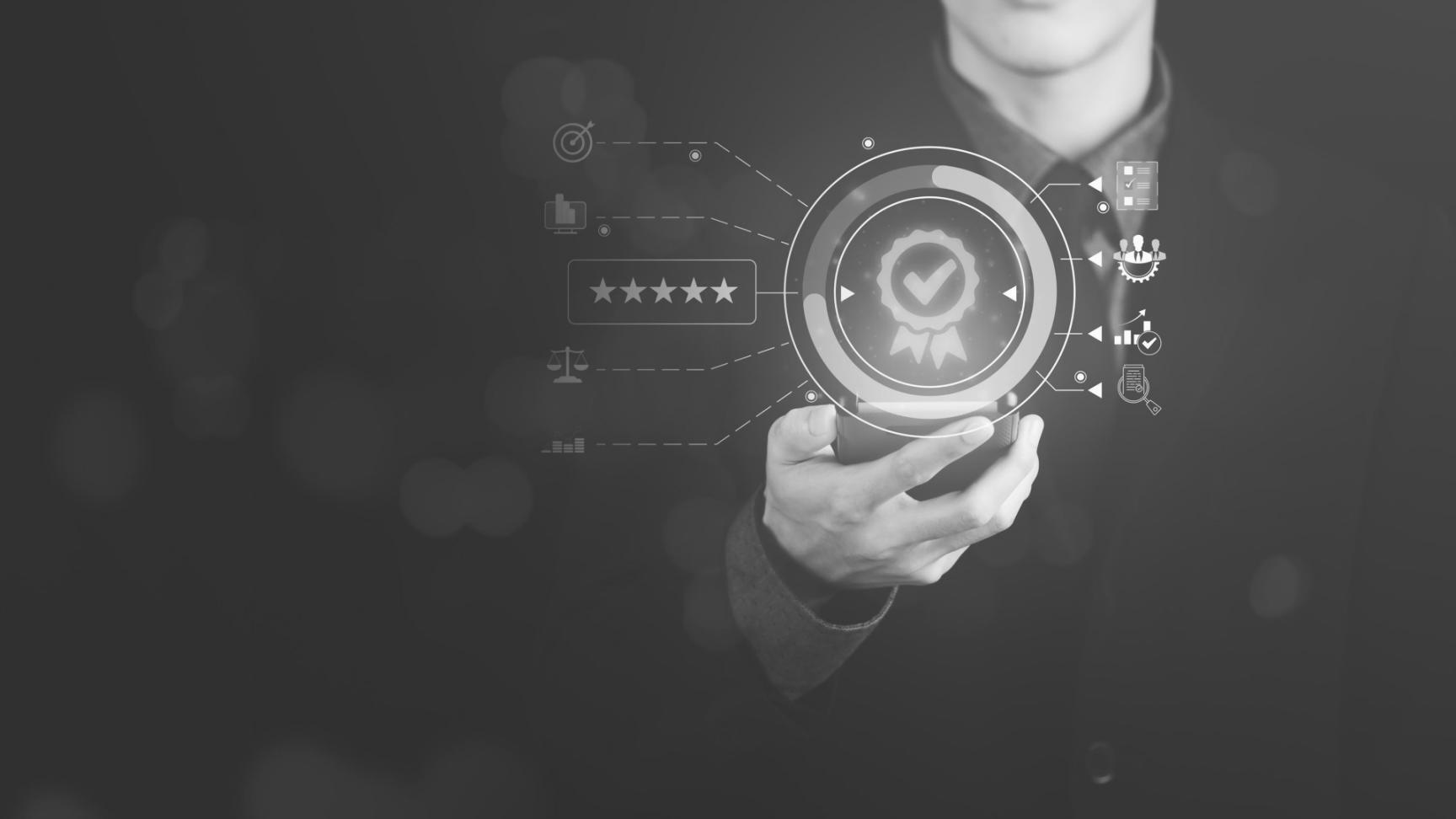 Arbeitsplatz mit Laptop und Notizen für Content-Strategie