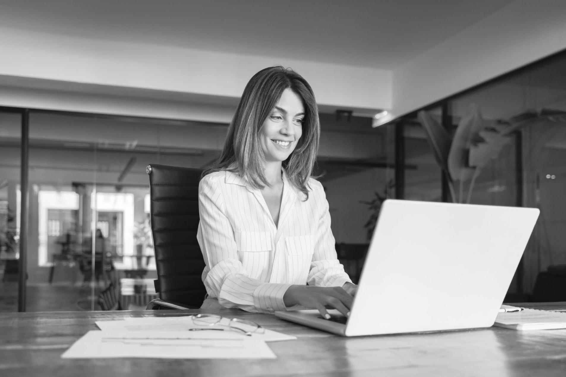 Professioneller Arbeitsplatz für SEO Content Writing mit Computer und Notizen